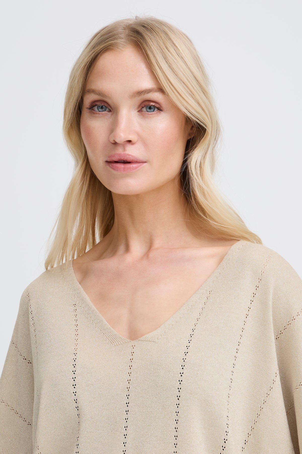 BYMobbe Vneck by b.young Tops b.young