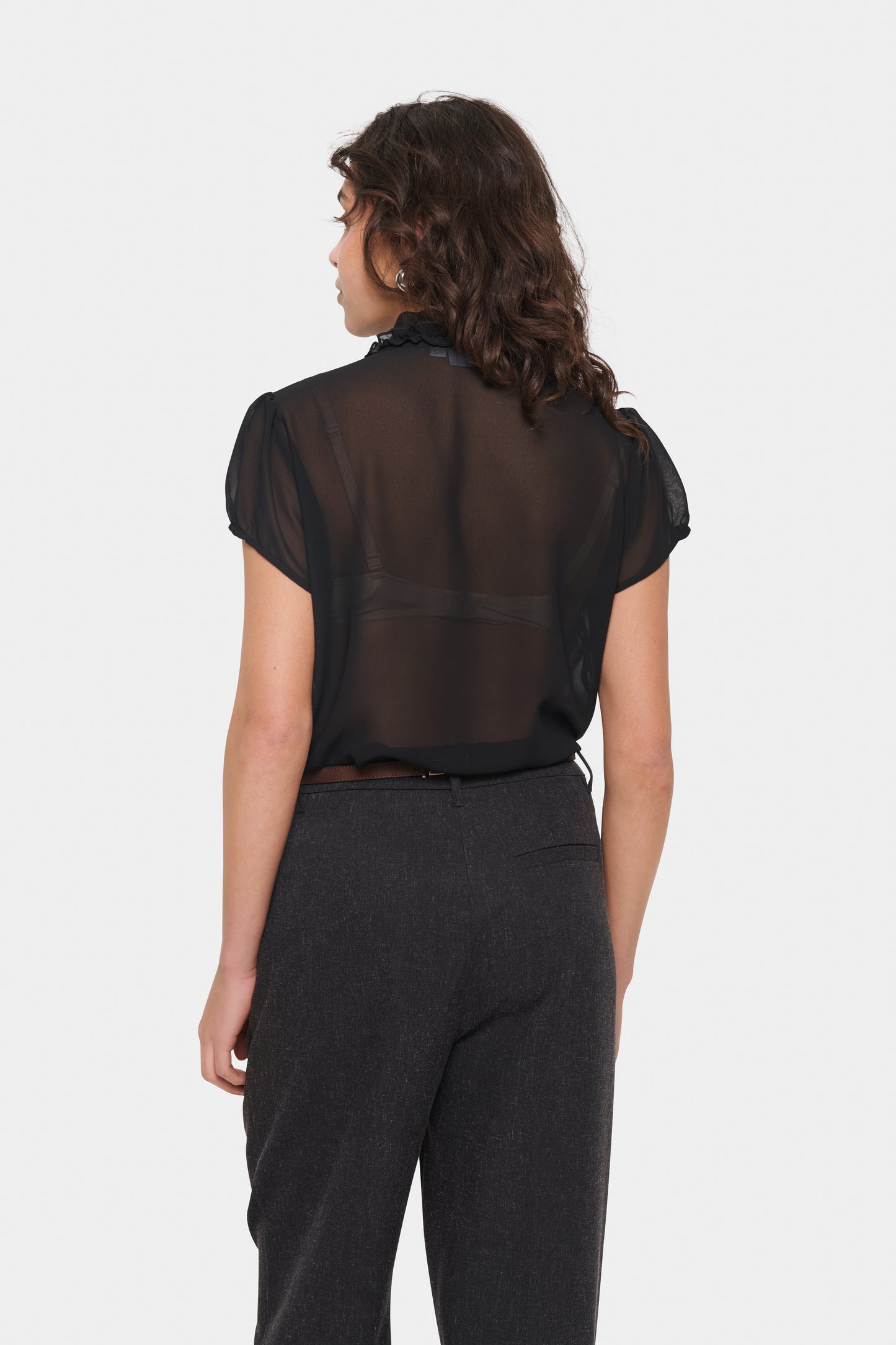 woman wearing the lilja blouse showing the back by sanit tropez