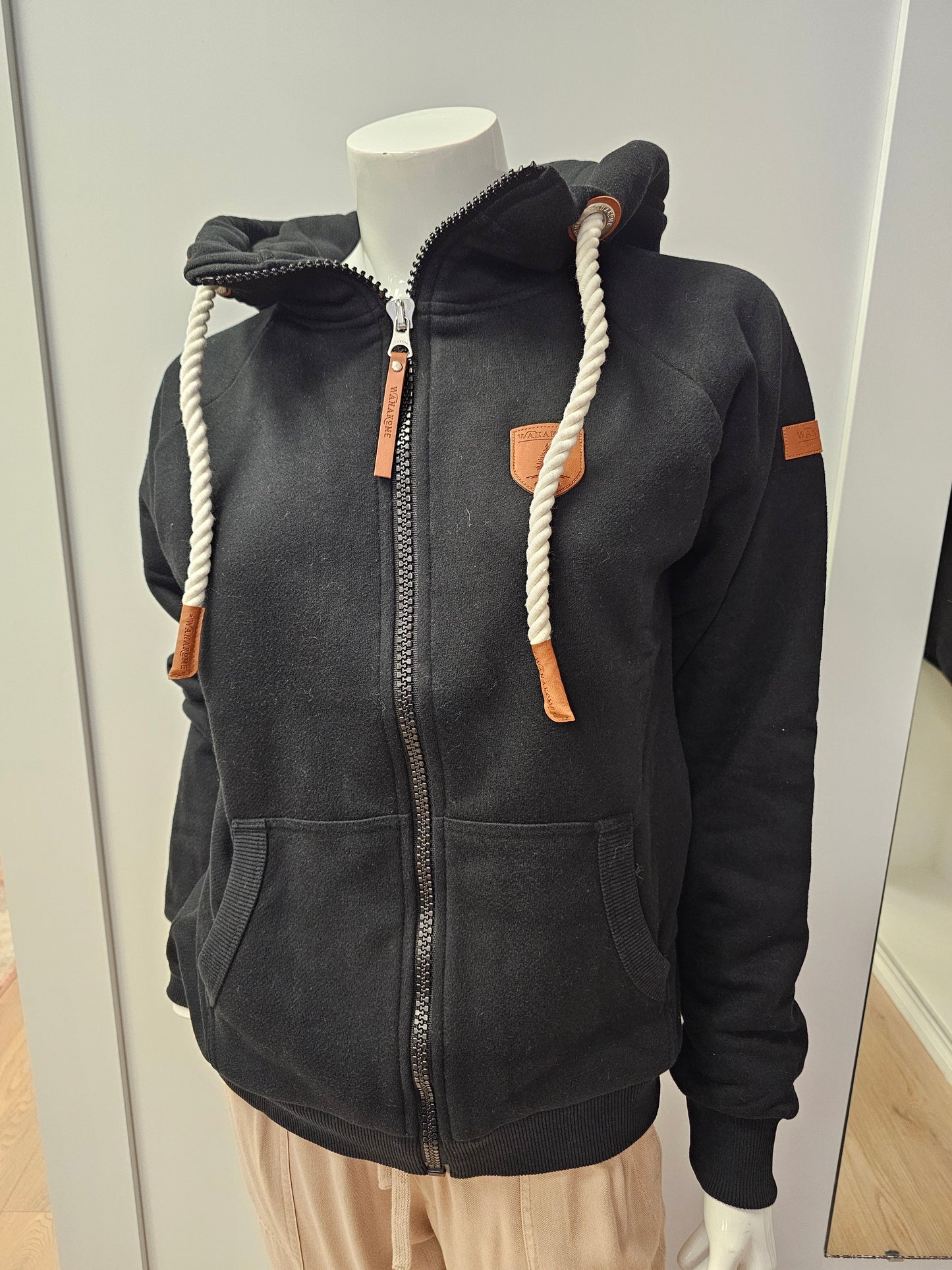 Hera by Wanakome sweatshirt Wanakome Black