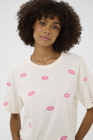 CUkissy T-shirt by Culture